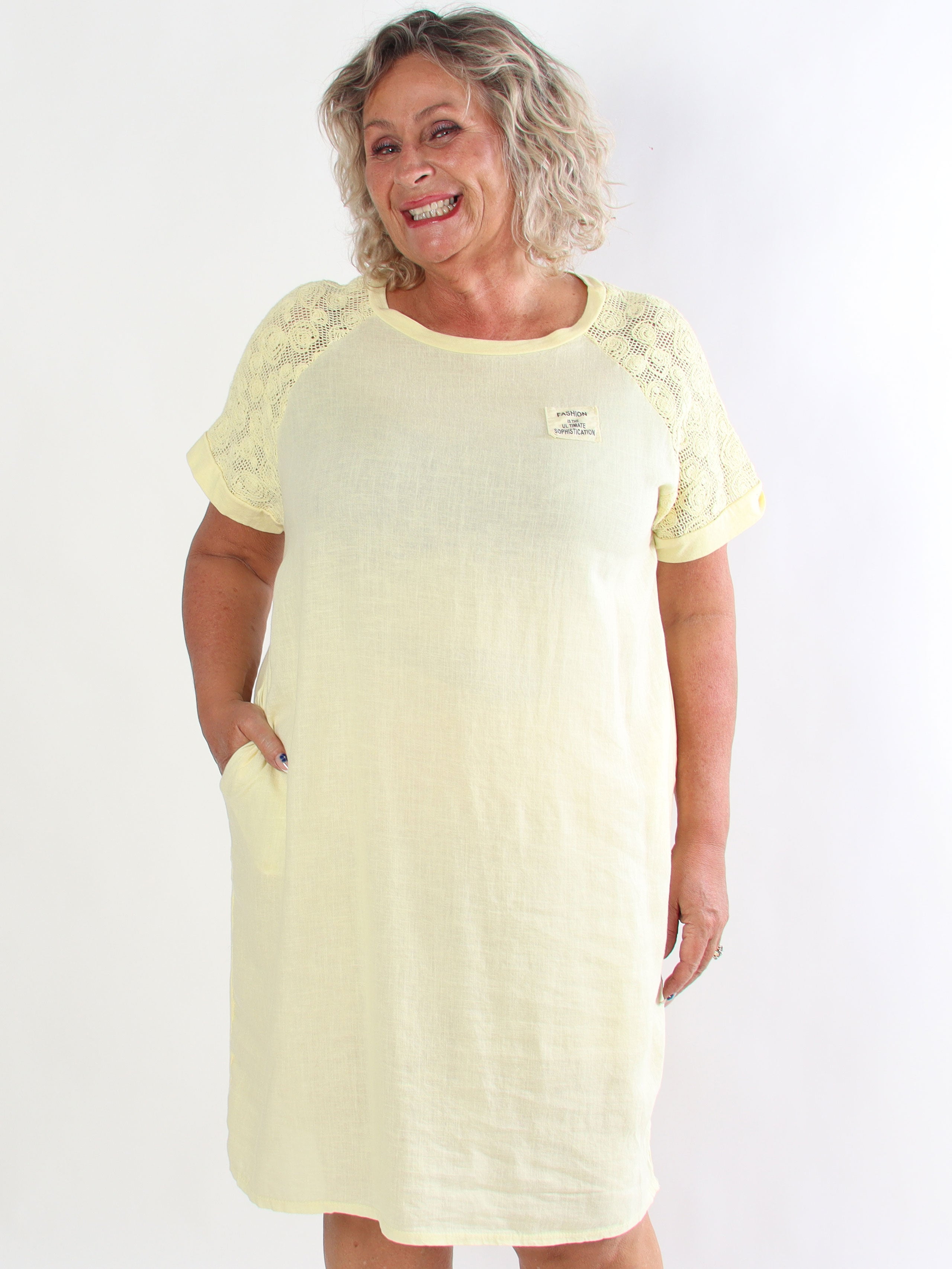 Taima - Plus size kjole i bomuldsblanding med broderet ærmer og lommer